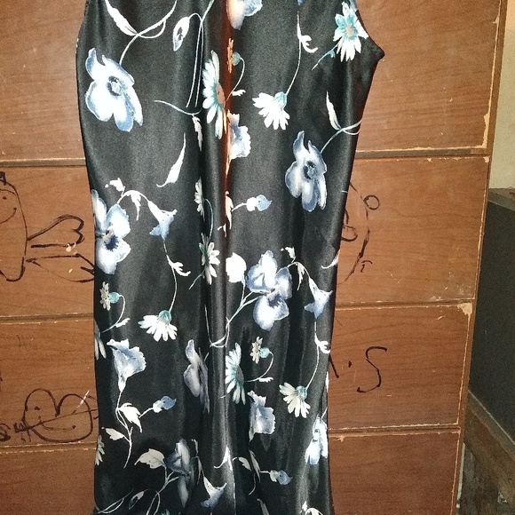 Dresses - Picture 2 of 5